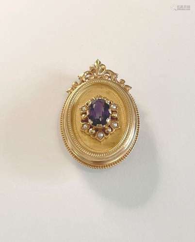 Broche pouvant former pendentif, de forme ovale en or jaune ...