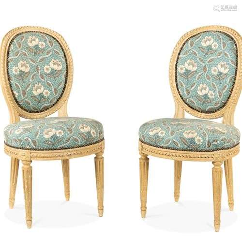 Paire de chaises en hêtre peint, l’assise circulaire et le d...