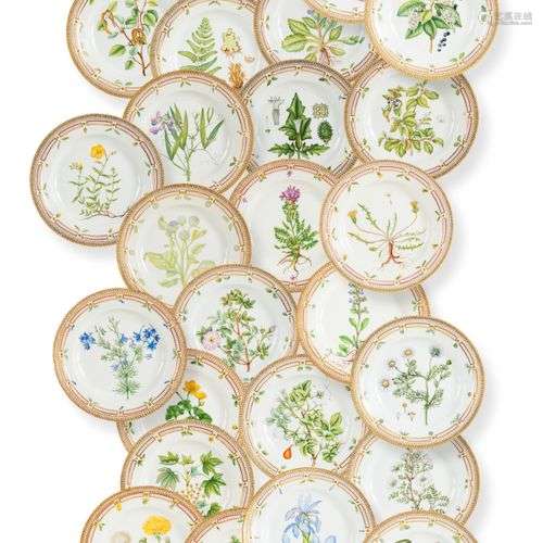 CopenhagueVingt-cinq grandes assiettes plates du service Flo...