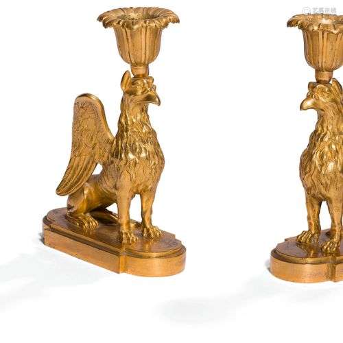 Paire de flambeaux en bronze doré figurant des griffons, rep...