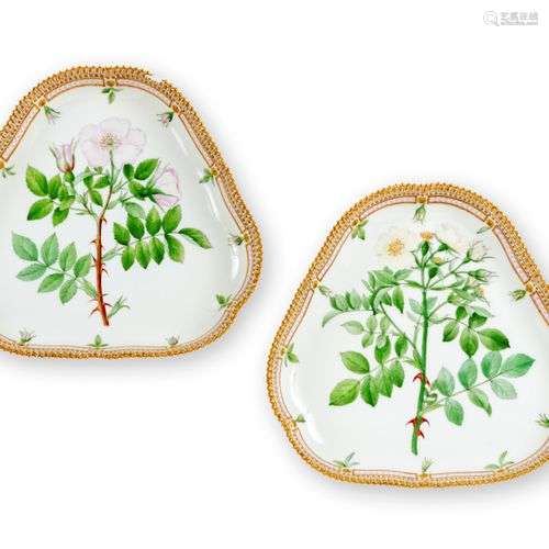 CopenhagueDeux grandes jattes triangulaires en porcelaine du...