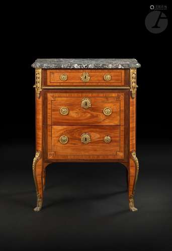 Commode en bois de rose, amarante et filets de bois clair ou...