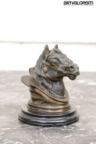 Encrier en forme de tête de cheval harnaché en bronze à pati...