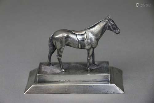 Statuette figurant un cheval sellé en argent posant sur base...