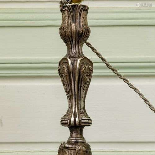 Flambeau en bronze argenté monté en lampe, le fût balustre à...