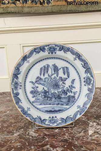 DELFT, XVIIIème siècle Plat circulaire en porcelaine à décor...