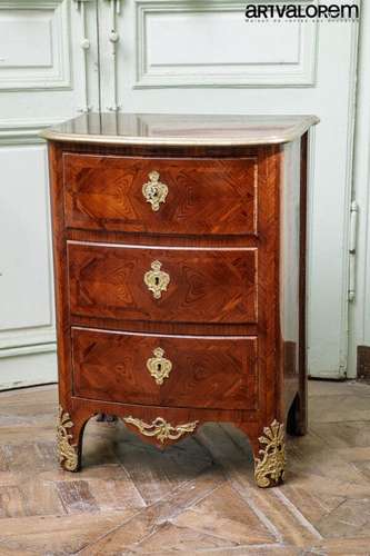 Petite commode en placage de bois de violette ouvrant par tr...