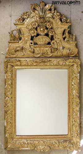 Miroir en bois redoré sculpté de coquilles et rinceaux, le f...