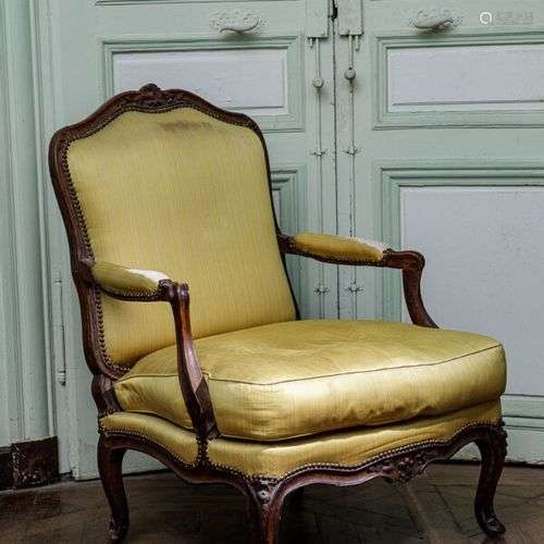 Fauteuil en bois naturel teinté mouluré à dossier droit légè...