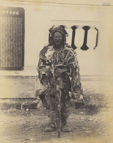 1890s 龙华寺外的老乞丐（2张） 蛋白照片/Albumen Print