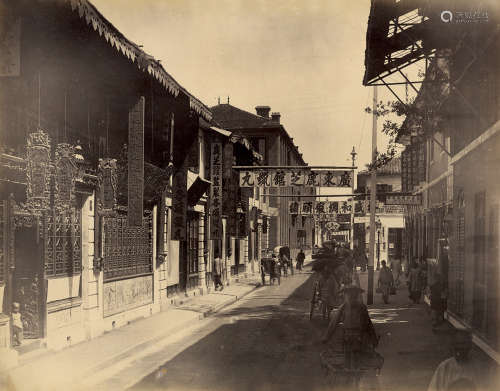 公泰照相馆等 1880-1890s 河南路上的公泰照相馆（2张） 蛋白照片/A...