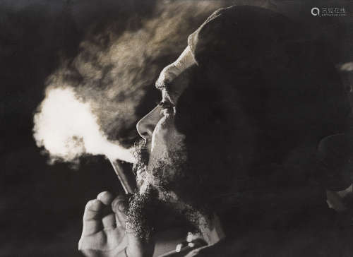 奥斯瓦尔多·萨拉斯 1964 抽烟中的切·格瓦拉 银盐纸基/Gelatin Si...