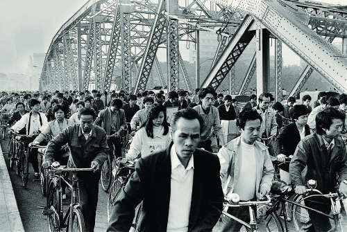 安哥 1986 推着自行车走上海珠桥的人流 银盐纸基/Gelatin Silver...