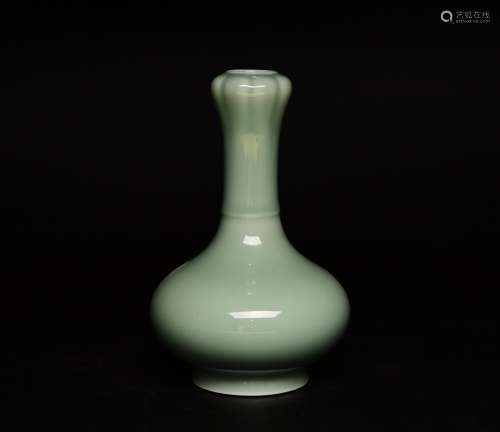A Celadon-Glaze Garlic-Head-Shaped Vase