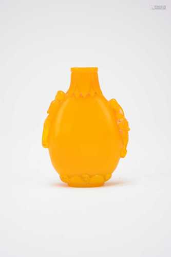 A Chinese yellow glass snuff bottle, Qing Dynasty