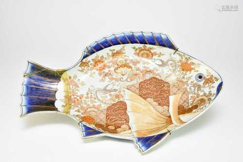 A large Japanese Imari fish platter and another smaller