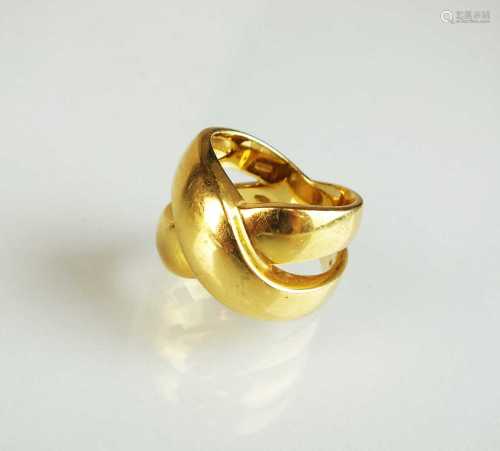 An 18ct yellow gold stylised crossover band