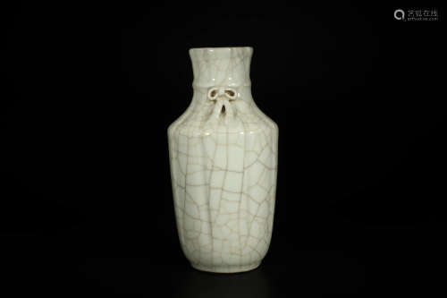 A Ge-Type Ice Crack Inscribed Melon-Shaped Vase