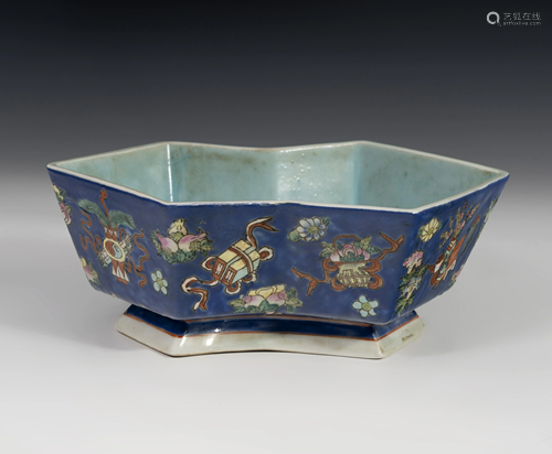 Bowl. China, pp. s.XX. Glazed porcelain. Seal at the