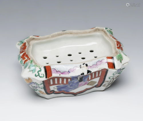 Soap holder. Japan, 20th century. Porcelain.