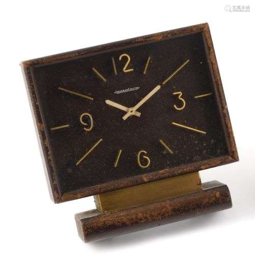 JAEGER-LECOULTRE Vers 1950. Pendulette reliée de cuir marron...