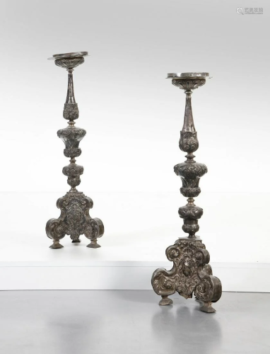 ARGENTIERE DEL XVIII SECOLO Pair of embossed silver