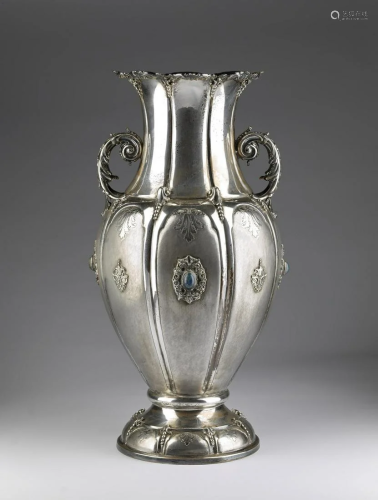 ARGENTIERE ITALIANO DEL XX SECOLO Chiseled silver vase