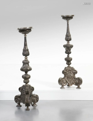 ARGENTIERE DEL XVIII SECOLO Pair of embossed silver