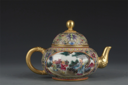 A Chinese Famille-Rose Porcelain Teapot