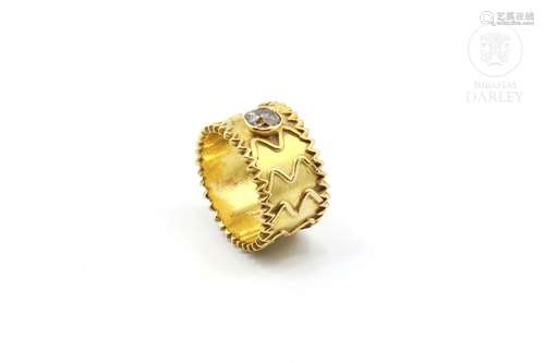 Anillo de oro amarillo de 22k, con diamante.