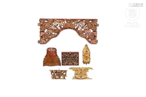 Lote de seis detalles decorativos de madera tallada, Peranak...