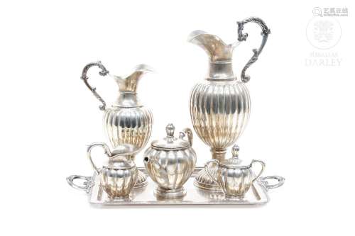 Juego de té con bandeja y dos jarras en plata española, s.XX