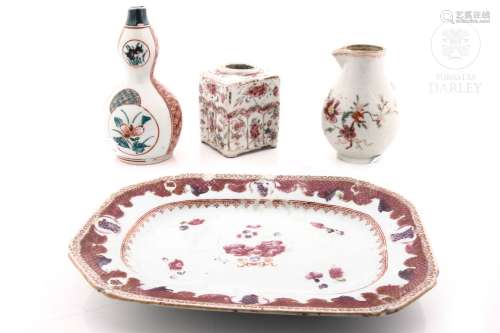 Lote de utensilios de porcelana esmaltada, s.XVIII