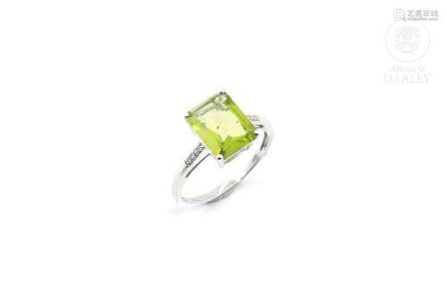 Anillo en oro blanco de 18k con un peridoto central.