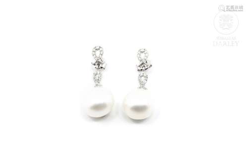 Pendientes largos en oro blanco de 18k con perlas.