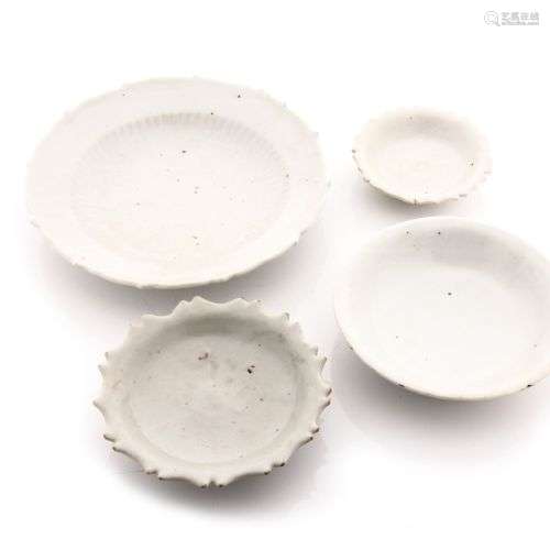 Lote de platos de porcelana vidriada en color blanco, dinast...