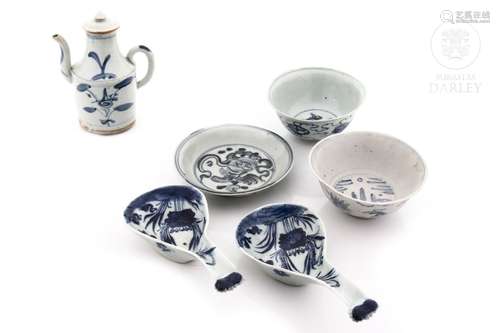 Lote de cerámica y porcelana china en azul y blanco.