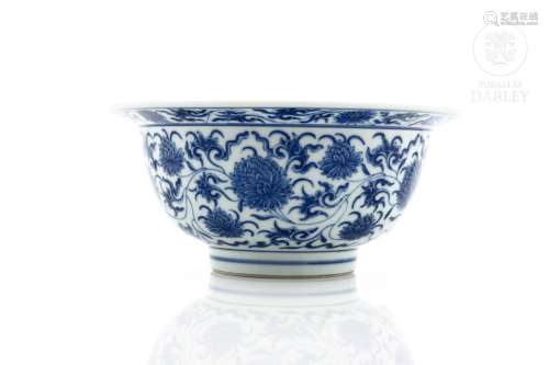 Bol de porcelana, azul y blanco, con sello Kangxi.