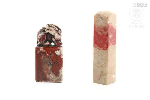 Dos sellos chinos en piedra de sangre de pollo.
