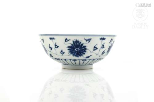 Bol de porcelana, azul y blanco, con peonías, sello Guangxu ...