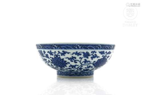 Cuenco de porcelana, azul y blanco, con sello Guanxu.