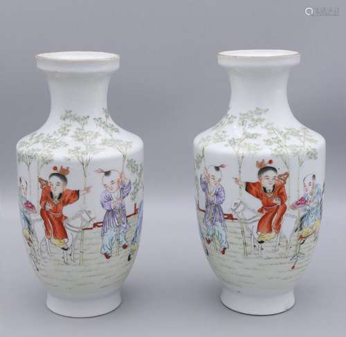 pair of chinese porcelain small vases