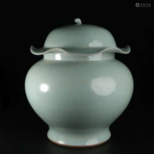 chinese celadon glazed porcelain jar with lid