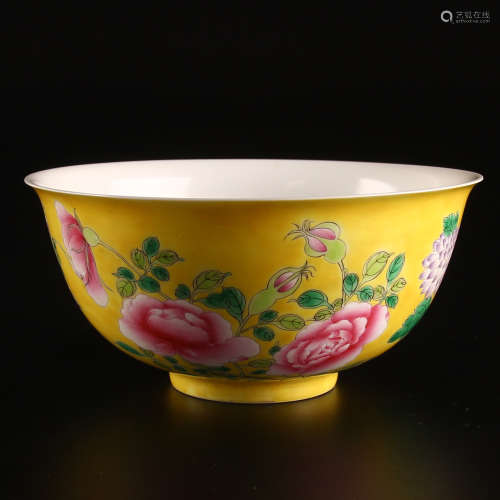 大清乾隆年製  黃地粉彩花卉紋碗