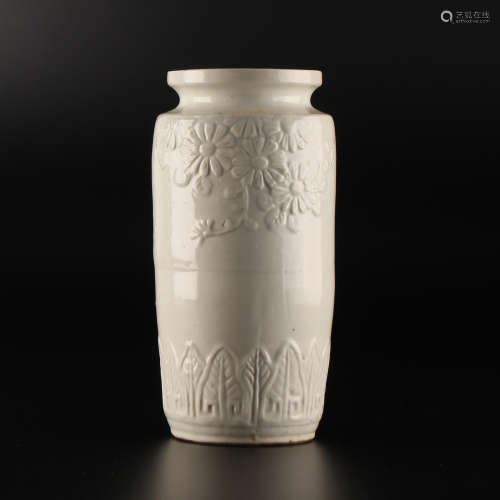 德化窯  白磁浮雕花卉紋花瓶