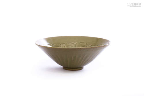 An Incised Olive-Green Glaze Chrysanthemum Conical Bowl