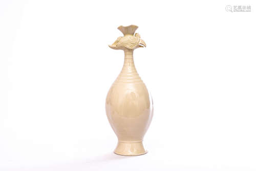 A White Glaze Bird-Head Vase