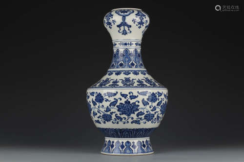 A Blue And White Interlocking Flowers Garlic-Head-Shaped Vas...