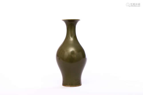 A Olive-Green Glaze Bottle Vase