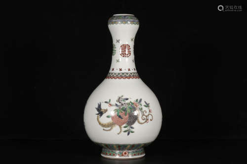 A Wucai Sanduo Garlic-Head-Shaped Vase